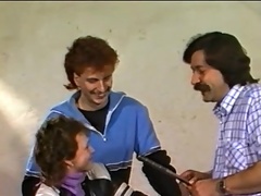 Short-haired amateur milf gets fucked in missionary pose in retro vid