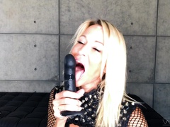 Slutty mature jessica drake spreads her legs to poke her asshole