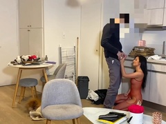 la belle salope se tape le plombier en camera cachée