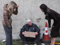 Amateur nude dude gets his dick pleasured by Carla Mai and friends